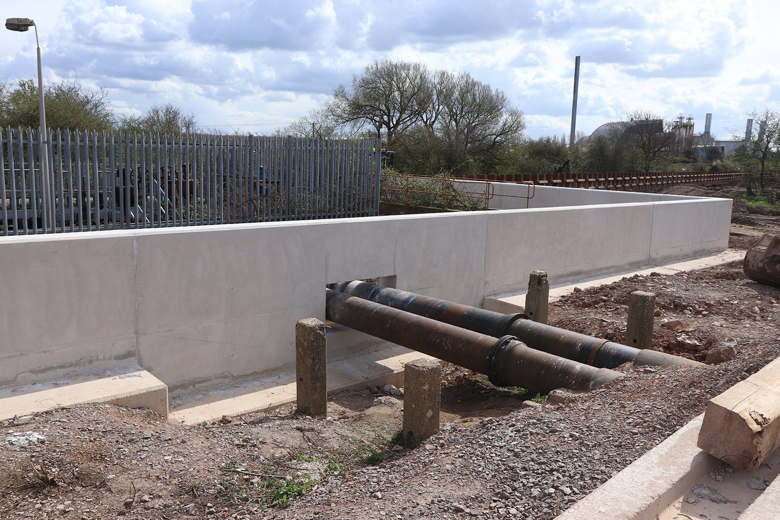 Flood defence wall cast around pipelines - April 2022